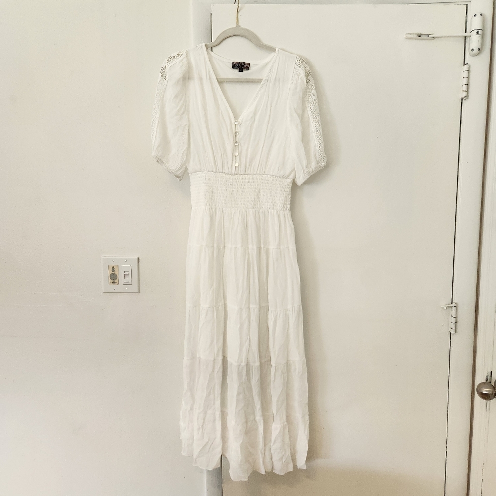 Elegant White Maxi Dress with Flowing Silhouette